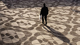en person går på ett torg