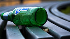 en gammal grön flaska