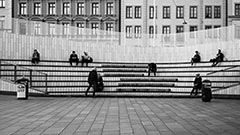 en trappa där lite folk sitter, odenplan